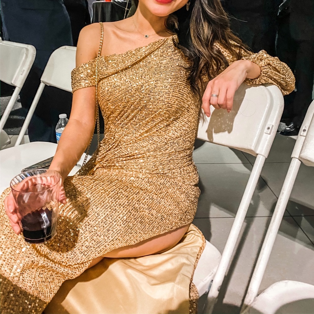 XS 0 one shoulder gold sequin slit gown - Picture 4 of 4
